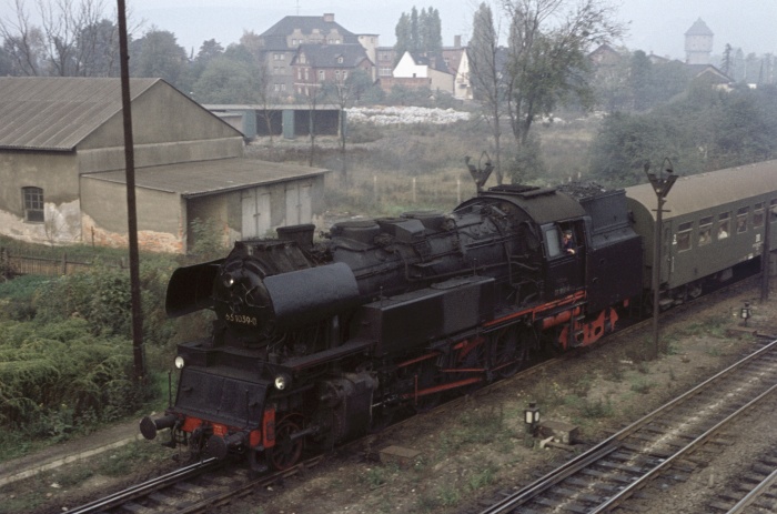 65 1039 mit Pz aus Arnstadt Einfahrt Saalfeld, am 12.10.1976