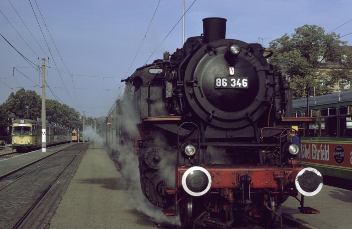 86 346 vorm UEF-Sonderzug Richtung Bad Herrenalb in Ettlingen Stadt, um 8:45h am 30.09.1979