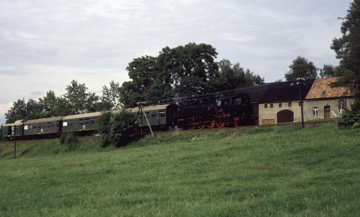 86 001 Tv vor Personenzug P 19463 nach Crottendorf vor Walthersdorf, um 16:15h am 28.08.1982