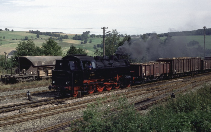 86 001 Tv mit Gz 68346 einfahrend in Schlettau, am 04.09.1982