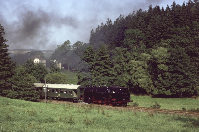 86 001 Tv mit P 19463 hinter Walthersdorf, am 29.08.1983