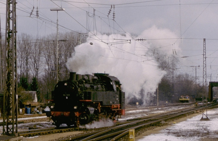 86 333 hat gerade einen Sonderzug von Nördlingen nach Donauwörth gebracht und setzt nun am südöstlichen Ende des Bahnofes wieder um an das andere Zugende, um 15:10h am 17.02.1996