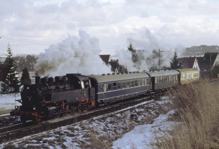 86 333 mit Sonderzug Richtung Nördlingen bei Wörnitzstein, am 17.02.1996