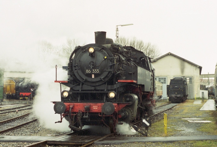 86 333 unter Dampf in Nördlingen wird für einen Gesellschaftssonderzug bereit gemacht im Bw Nördlingen (=”BEM”), am 17.02.1996