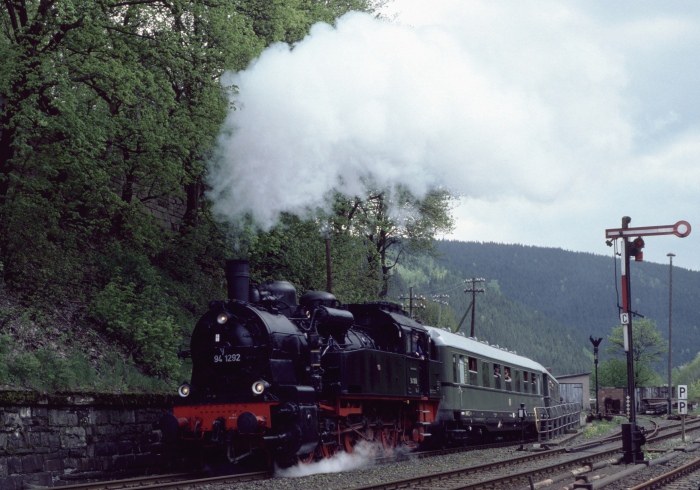 94 1292 mit Sonderzug (Schein-) Einfahrt Lauscha, am 20.05.1995