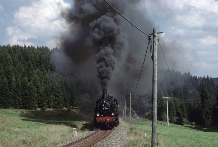 94 1292 deutlich hörbar desolat klingend (ein Schieber bläst anscheinend durch) quält sich im Schneckentempo den Berg hoch, aufgenommen an der großen Wiese unterhalb vom Bahnhof Rennsteig, um 14:13h am 08.09.2002