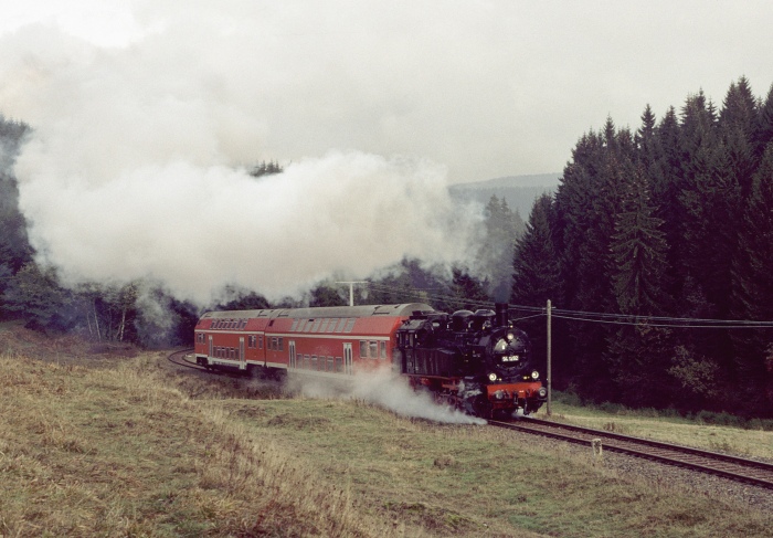 94 1292 Steilstreckenfahrt vor Bahnhof Rennsteig, am 03.10.2003