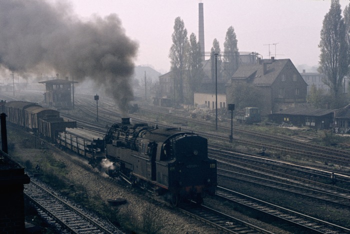 95 0009 Tv mit Güterzug ->U-Born Ausfahrt Saalfeld, am 12.10.1976