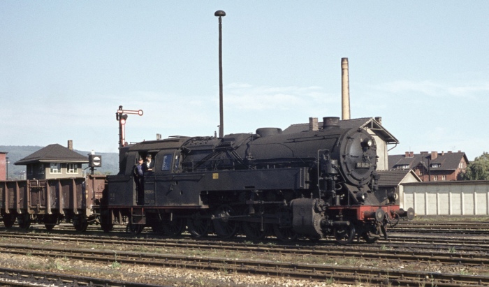 95 0009 mit Gz einfahrend in Saalfeld, am 12.10.1976