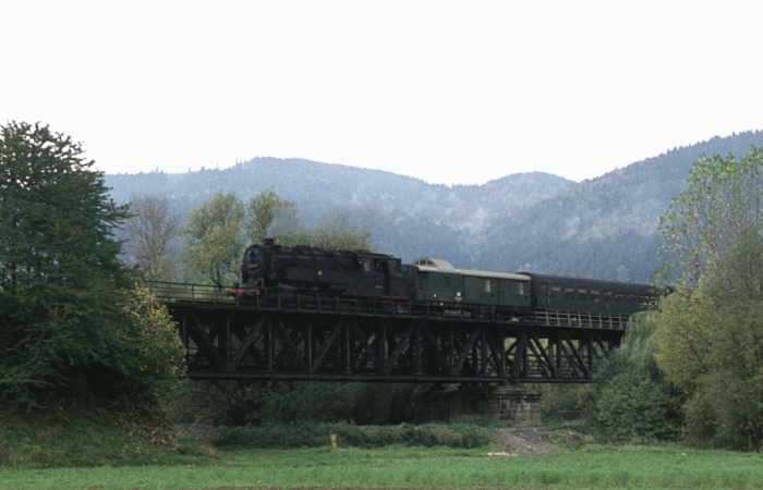 95 0032 mit P 18005 nach Sonneberg auf der Saalebrücke bei Breternitz, um 14:24h am 14.10.1976