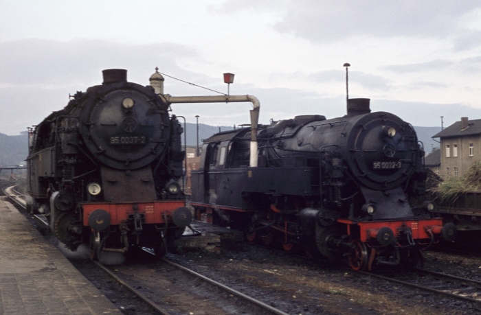 95 0037 und 95 0032 im Bahnhof Saalfeld, am 14.10.1976