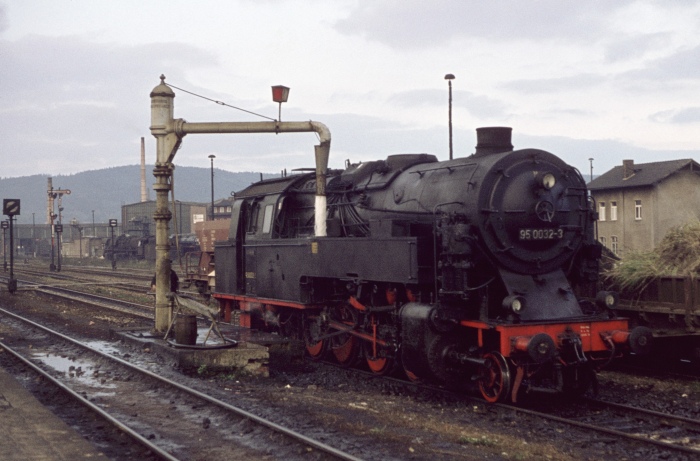 95 0032 am Wasserkran im Bahnhof Saalfeld, am 14.10.1976