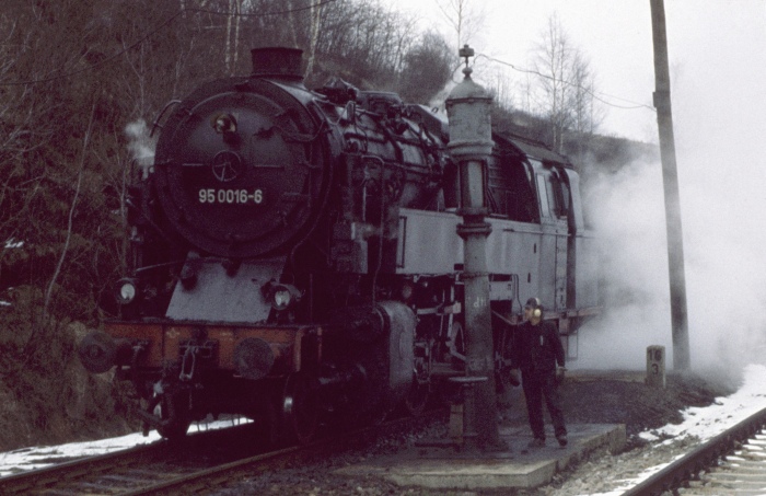 95 0016 vor dem P 18003 beim damals üblichen Wassernehmen im Bahnhof Lichte-Ost, am 25.03.1978