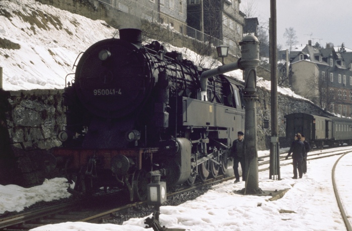 95 0041 am Wasserkran im Bf Lauscha, am 25.03.1978