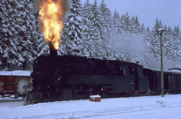 95 0044 mit Feuer vorm P 18003 in Ernstthal, am 14.01.1979