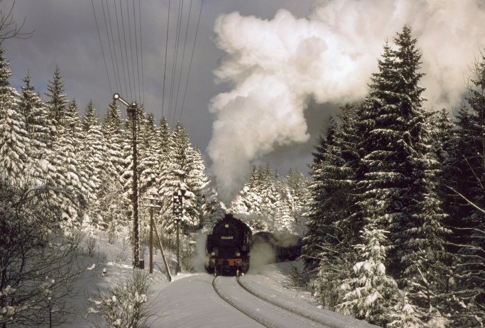 95 0045 mit mittäglichem Güterzug an der Einfahrt Ernstthal, am 14.01.1979