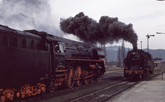 95 0004 fährt an 01 0521 (vorm D 504) vorbei, Bahnhof Saalfeld am 25.03.1979