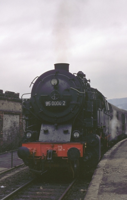 95 0004 vor dem P 18003 am Bahnsteig in Saalfeld, am 25.03.1979