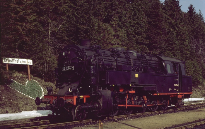 95 0004 in Ernstthal neben Bahnhofsschild, am 13.04.1979