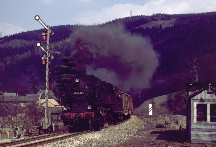 95 0043 mit Güterzug Einfahrt Hockeroda, am 13.04.1979