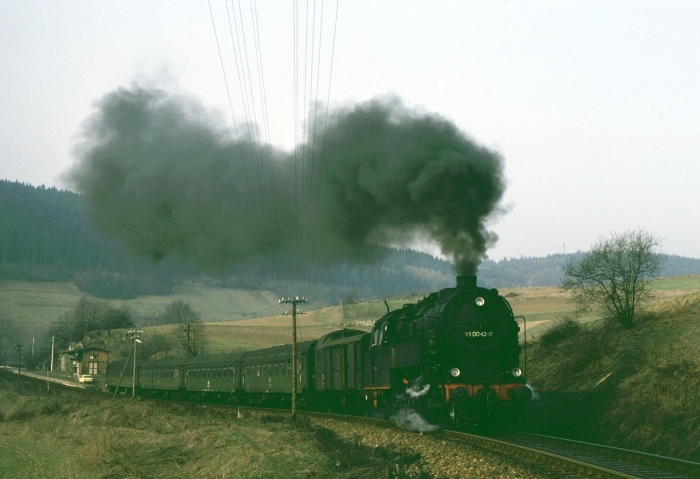 95 0043 mit P 18001 Abfahrt in Lippelsdorf, um 8:00h am 14.04.1979