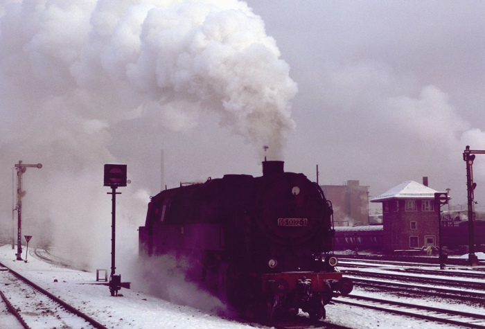 95 0032 kommt vom Bw und muss am gesamten Personebahnhof bis ans Südende vorbeifahren, um vor dem P 18003 anzukuppeln, am 13.01.1980