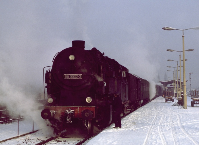 95 0032 vorm P 18003 am Bahnsteig in Saalfeld, am 13.01.1980
