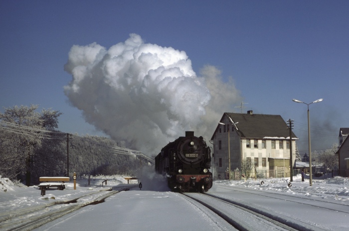 95 0032 mit P 18003 an der Einfahrt Schmiedefeld, am 13.01.1980