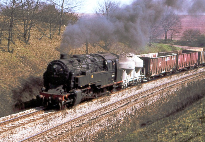95 0004 kommt hier mit Übergabegüterzug aus Richtung Unterwellenborn abwärts durch den bekannten Saalfelder Einschnitt gefahren, im April 1978
