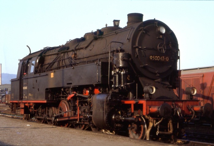 95 0043 im Bahnhof Saalfeld am Bahnsteig 3, April 1978