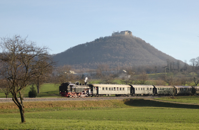 97 501 Tv rollt mit GES-Nikolauszug zurück nach Nürtingen, unterhalb von Neuffen (etwa bei Km 7,2), der Burgberg im Hintergrund, um 13:41h am 17.12.2023