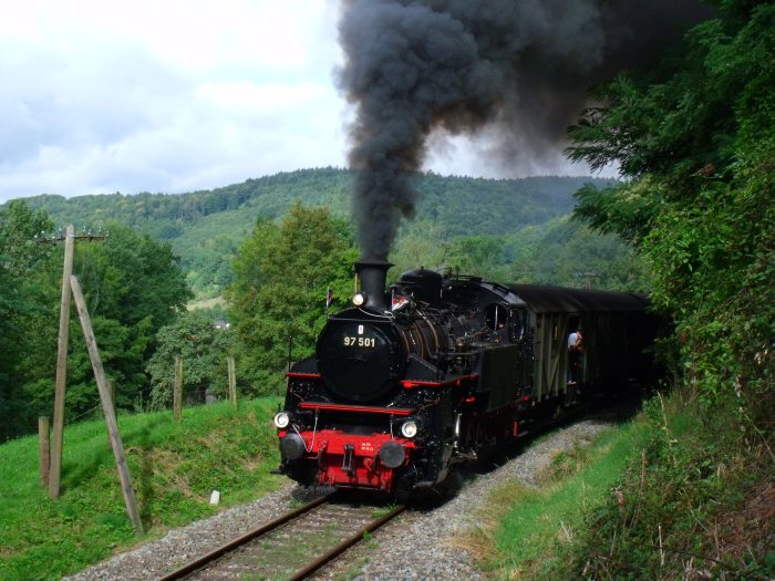 97 501 mit Zug Schorndorf ->Welzheim, direkt hinterm Strümpfelbachtal -Viadukt am Stzeinbacher Bauernhof, um 10:34h am 08.09.2013. (Diesel-Schublok: V60 328)