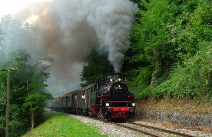 97 501 mit Zug Schorndorf ->Welzheim hinter Steinbach am Strümpfelbachtal und kurz vor dem Bahnübergang der Landstraße, um 13.19h am 08.09.2013. (Diesel-Schublok: V60 328)