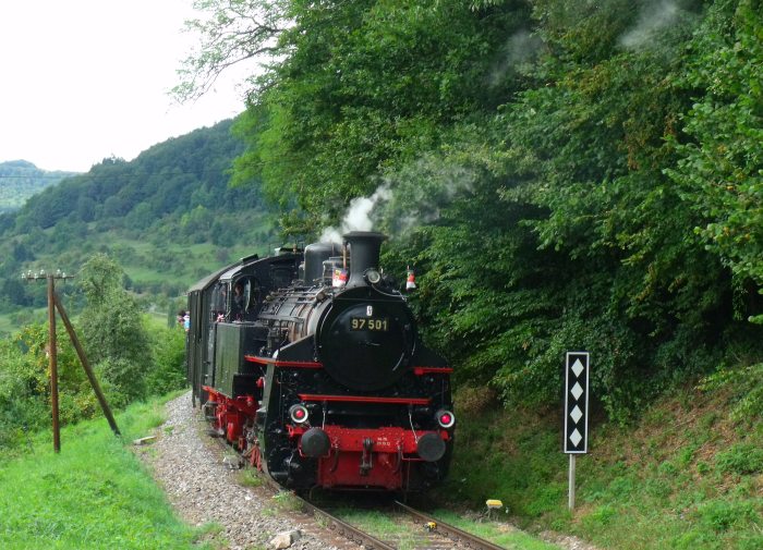 97 501 am Zugschluss zurück von Welzheim nach Schorndorf (vorn ist V60 328), fotografiert am Hang oberhalb vom Dorf Klaffenbach, um 14:59h am 08.09.2013