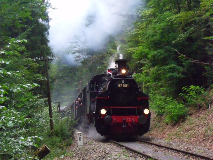 97 501 mit Zug Schorndorf ->Welzheim im Wald am Edenbachtal hinter Laufenmühle (bei km 17,8), um 16:58h am 08.09.2013. (Diesel-Schublok: 212 084)