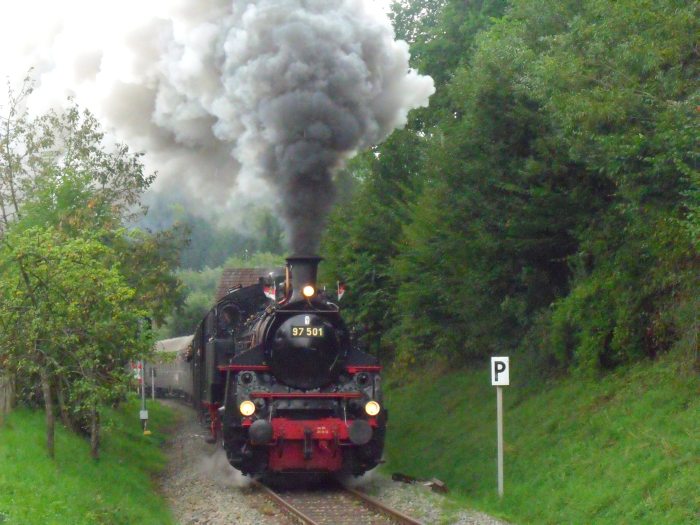 97 501 mit Zug Schorndorf ->Welzheim, direkt hinterm Strümpfelbachtal -Viadukt am Steinbacher Bauernhof, um 13:14h am 15.09.2013. (Diesel-Schublok: 212 084)