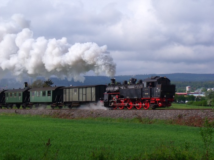 97 501 Tv mit GES-Zug Korntal->Weissach hinter Korntal-Gymnasium, um 9:22h am 05.05.2019