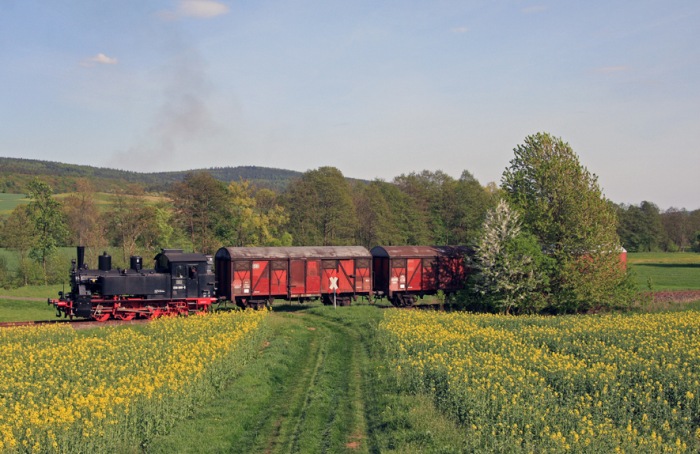 98 886 mit Güterzug bei Heufurt, am 26.04.2009