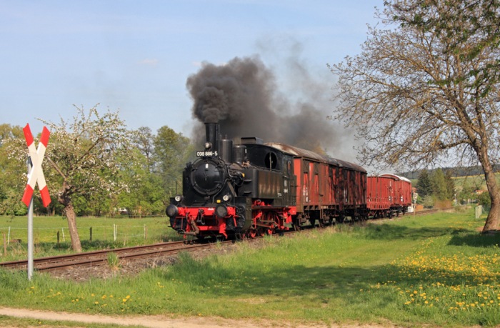 98 886 mit Show-Güterzug bei Ostheim, am 25.04.2009