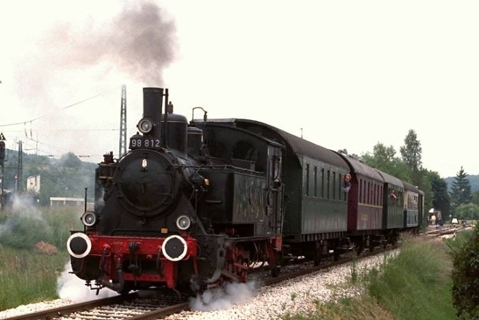 98 812 mit Zug nach Gerstetten, Ausfahrt Amstetten, Juni 1994