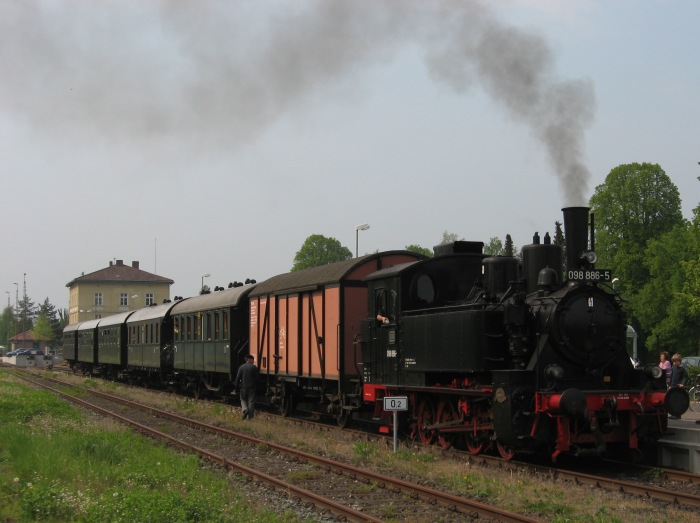 98 886 vorm Zug nach Fladungen im Bahnhof Mellrichstadt, am 01.05.2009