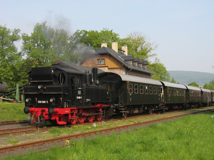 98 886 Tv vor Zug in Fladungen, morgens am 01.05.2009