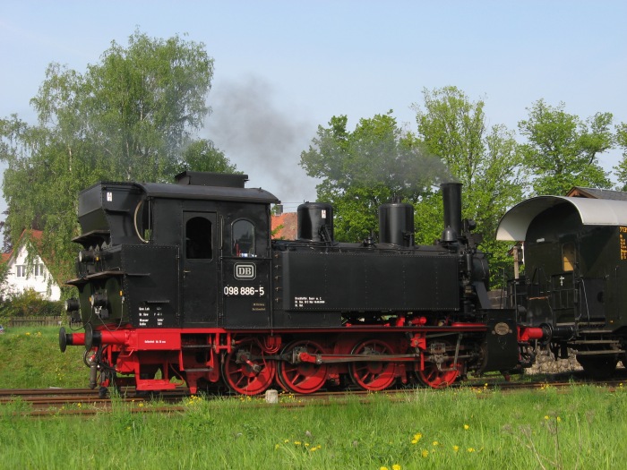 98 886 Tv vor Zug in Fladungen, morgens am 01.05.2009