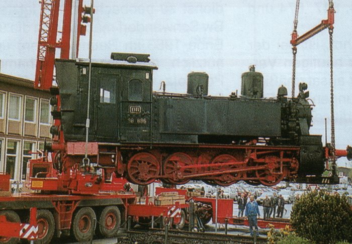 98 886 wird vom Denkmalssockel geholt in Schweinfurt, am 25.04.1998