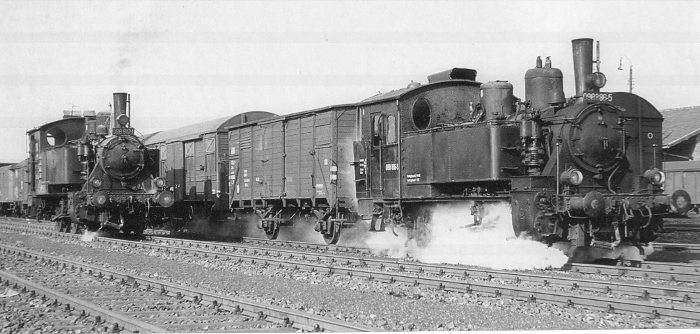 098 812 neben der 098 886 in Bad Neustadt, am 01.06.1968