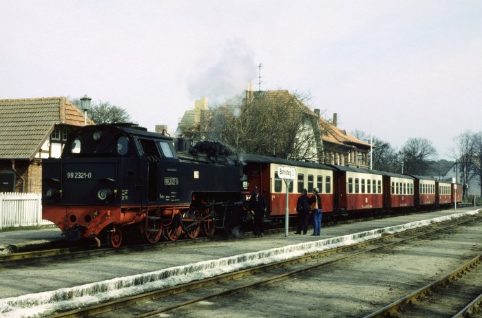 99 2321 Tv mit Zug P 14142 ist soeben im Bahnhof Kühlngsborn West eingetroffen, um 13:05h anm 30.03.1991