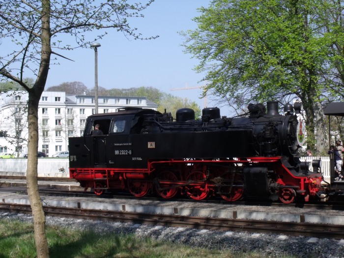 99 2322 Tv vor Zug nach Kühlungsborn wartet in Heiligendamm auf den Gegenzug, um 12:00h am 22.04.2011