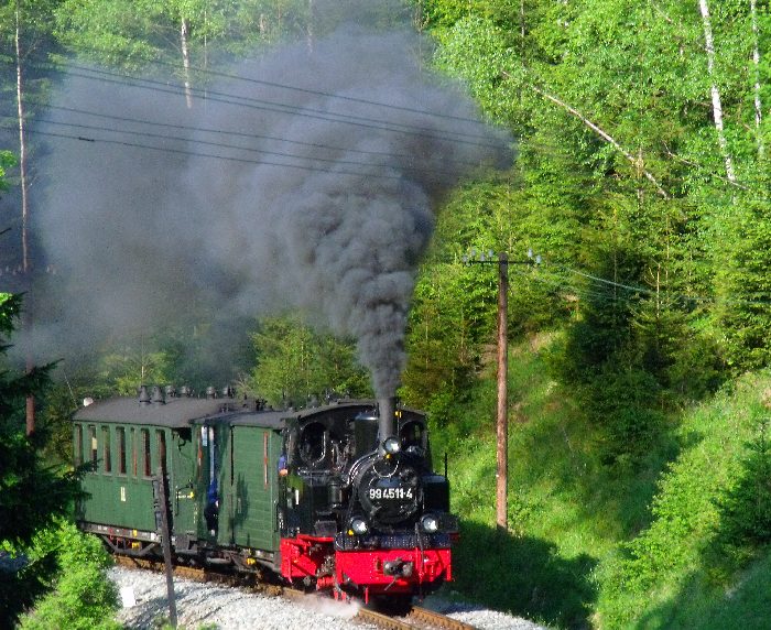 99 4511 mit ziemlich kurz geratenem Zug Nr.57 im Tal neben dem Fluß Schwarzwasser, kurz vor dem Wanderweg- Bahnübergang bei km 21,0, um 18:03h am 28.05.2012 99 4511 mit ziemlich kurz geratenem Zug Nr.57 im Tal neben dem Fluß Schwarzwasser, kurz vor dem Wanderweg- Bahnübergang bei km 21,0, um 18:03h am 28.05.2012