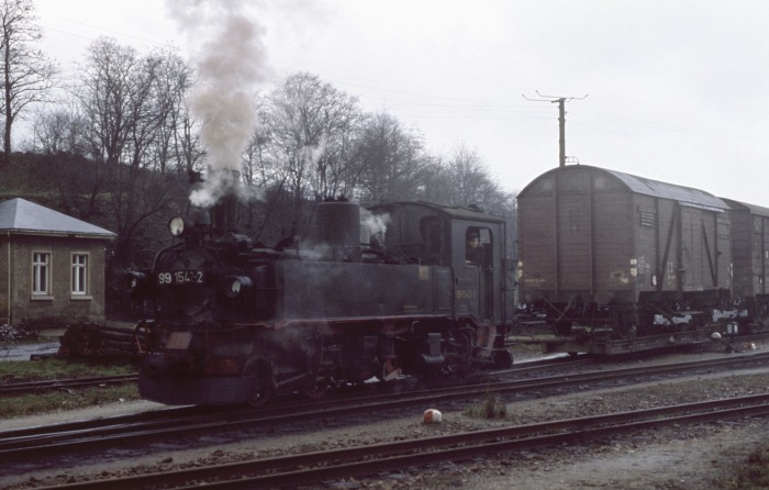 99 1542 mit Güterzug nach Mügeln ausfahrend aus dem Bahnhof Oschatz, morgens am 15.03.1977