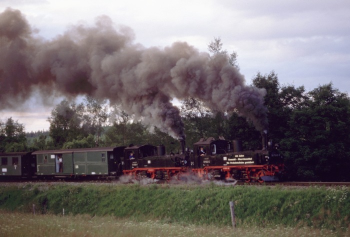 99 1542 + 99 1608 mit Zug nach Oberwiesenthal hinter Kretscham-Rothensehma, am 12.07.1997